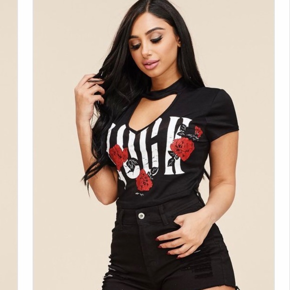 Chic Graphic Print Crop Top - Picture 2 of 3